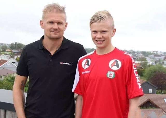 在重庆铜梁备战期间，U16国足参观了邱少云烈士纪念馆（U16国足在重庆铜梁备战之际走进邱少云烈士纪念馆）