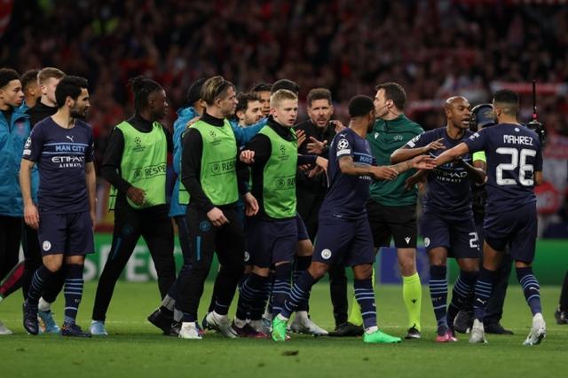 斯玛特命中8记三分，追平湖人队史替补球员三分球记录（斯玛特轰进8记三分，追平湖人替补单场三分纪录）