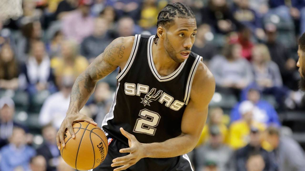 白衣下边是红衣，香港行期间一阿森纳球迷卧底在热刺球迷看台（白衣藏红衫：阿森纳球迷香港行混入热刺看台）